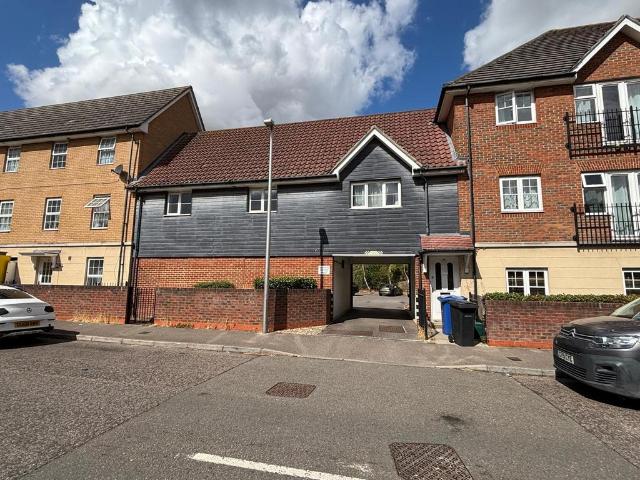 Flat for sale in Purfleet, Essex