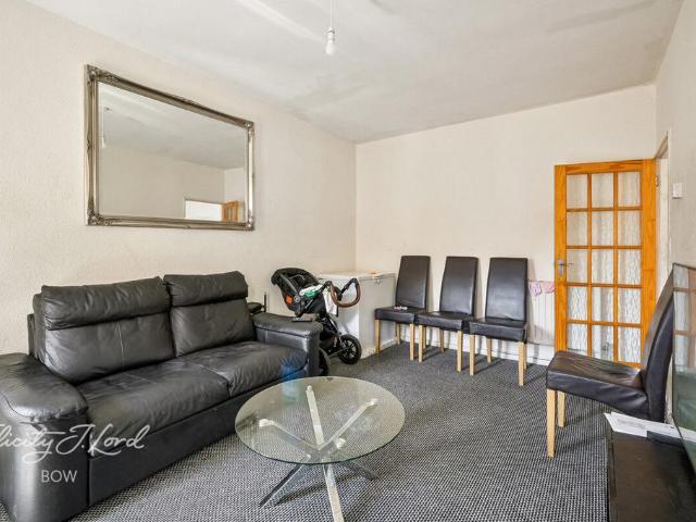 Flat for sale in Limehouse, Greater London
