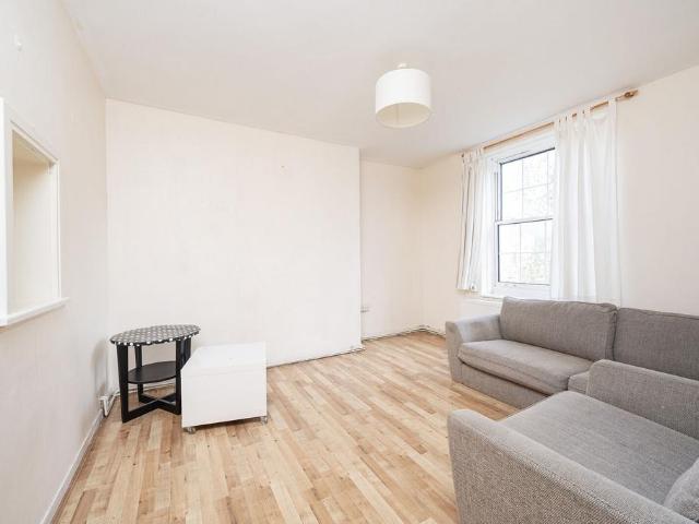 Flat for sale in Lower Clapton, Greater London