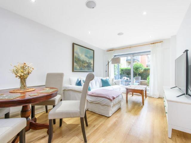 Flat for sale in Colindale, Greater London