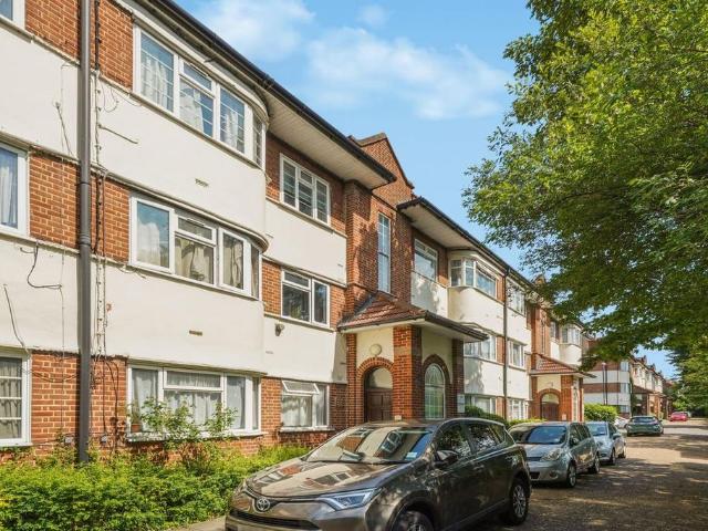Flat for sale in Lane, Greater London
