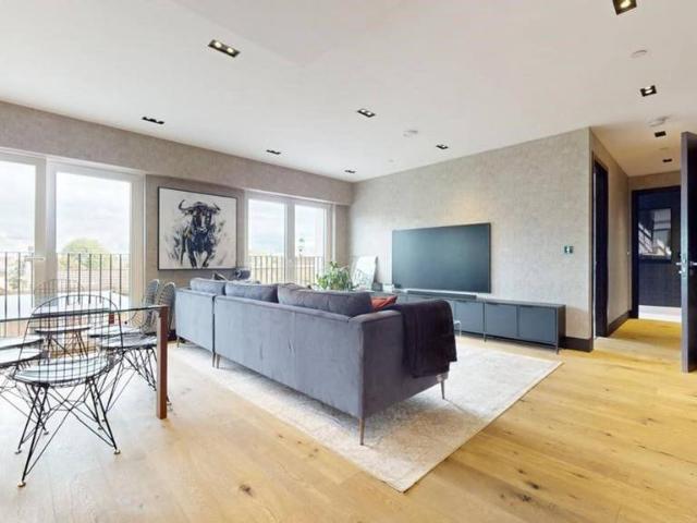 Flat for sale in Vauxhall, Greater London