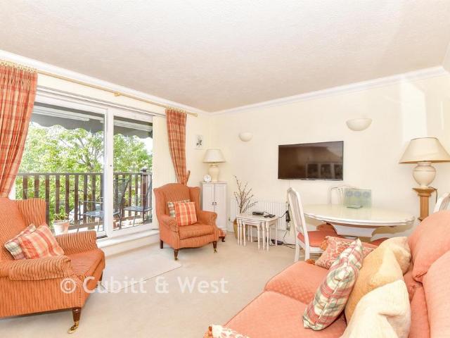 Flat for sale in Arundel, Clapham