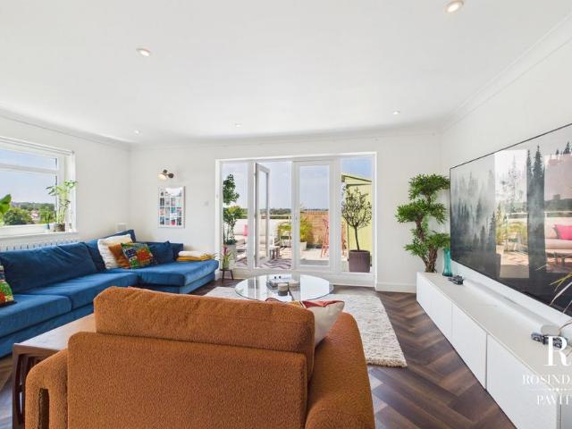 Flat for sale in Wallington, Greater London