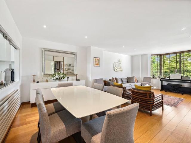 Flat for sale in South Kensington, Greater London