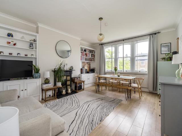 Flat for sale in Kilburn, Greater London