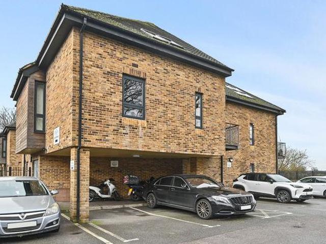 Flat for sale in Hatch End, Greater London
