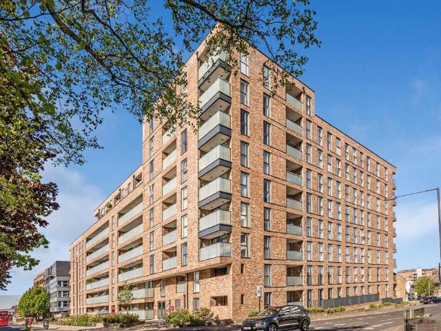Flat for sale in Lane, Greater London