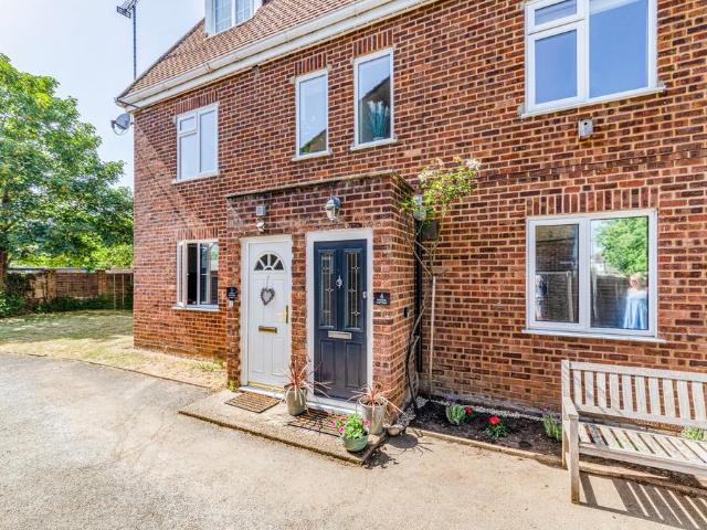Flat for sale in Woking, Surrey