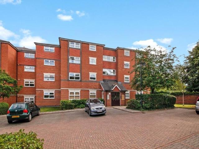 Flat for sale in Furzedown, Greater London
