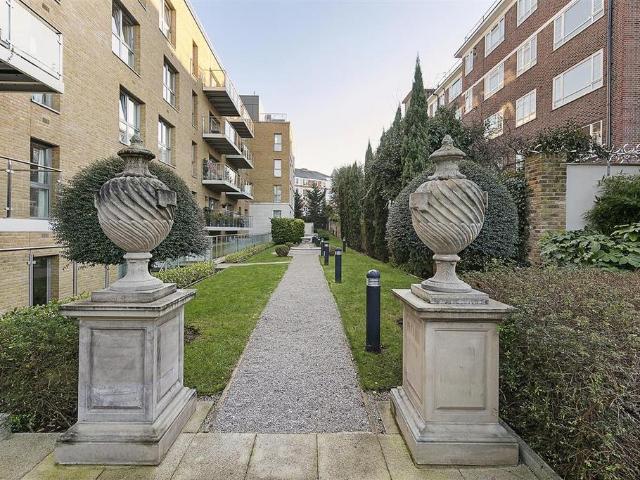 Flat for sale in Putney, Greater London