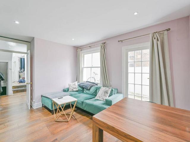 Flat for sale in Stockwell, Greater London