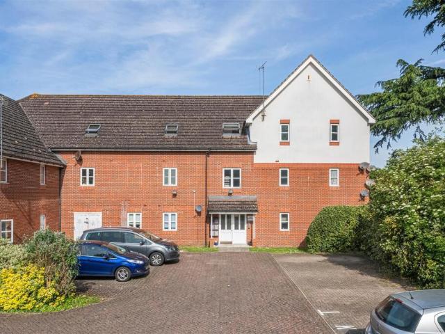 Flat for sale in Hayes, Greater London