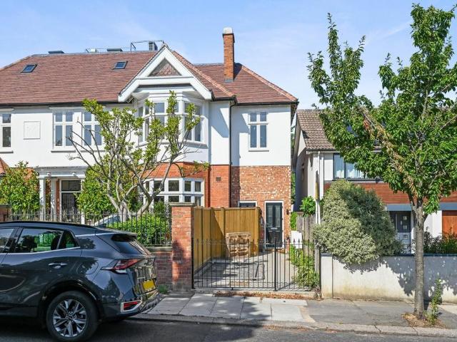 Flat for sale in London Borough of Ealing, Perivale
