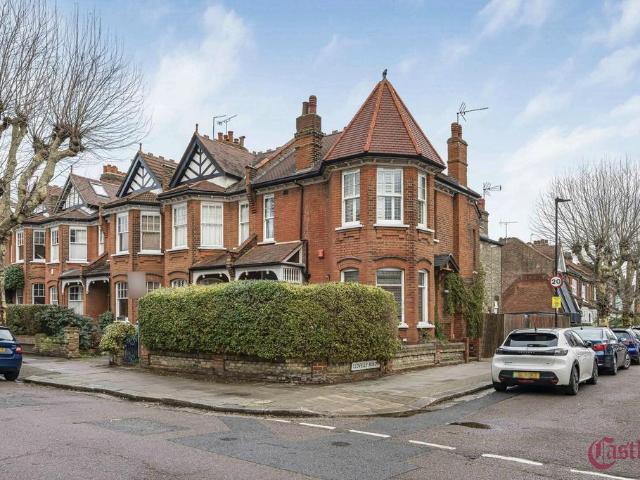 Flat for sale in Hornsey, Greater London