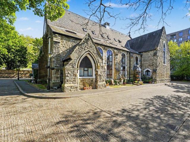 Flat for sale in Upper Edmonton, Greater London