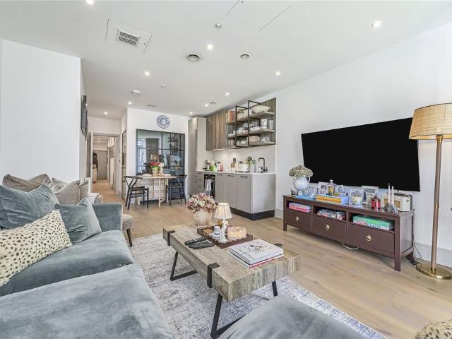 Flat for sale in Stockwell, Greater London