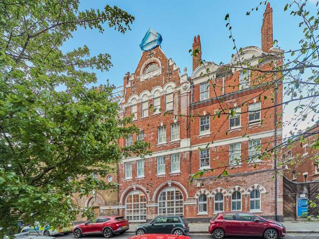 Flat for sale in Kennington, Greater London