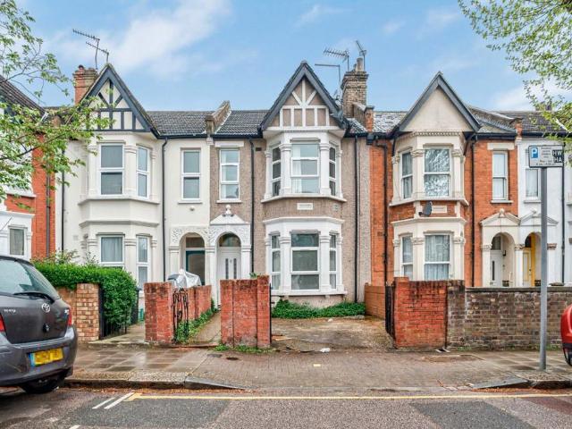 Flat for sale in Harlesden, Greater London