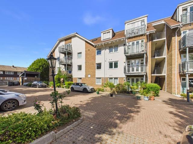 Flat for sale in Lucastes, Perryfields
