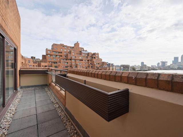 Flat for sale in Ratcliffe, Greater London
