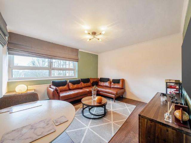 Flat for sale in Southfields, Greater London
