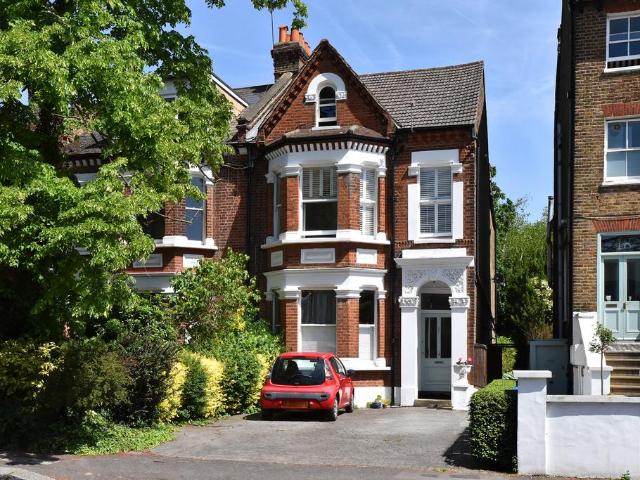 Flat for sale in East Dulwich, Greater London