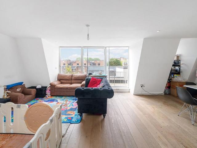 Flat for sale in North Kensington, Greater London