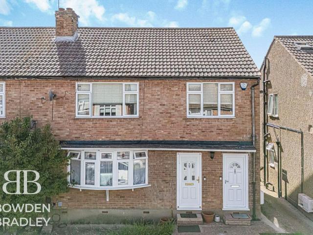 Flat for sale in Fairlop, Greater London