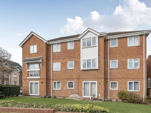 Flat for sale in Aylesbury, Buckinghamshire