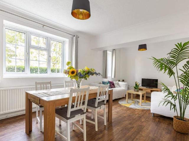 Flat for sale in Earlsfield, Greater London