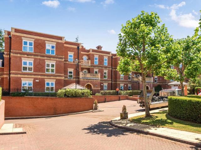 Flat for sale in Wormley, Fole
