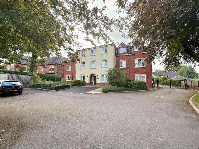 Flat for sale in Sale, Trafford