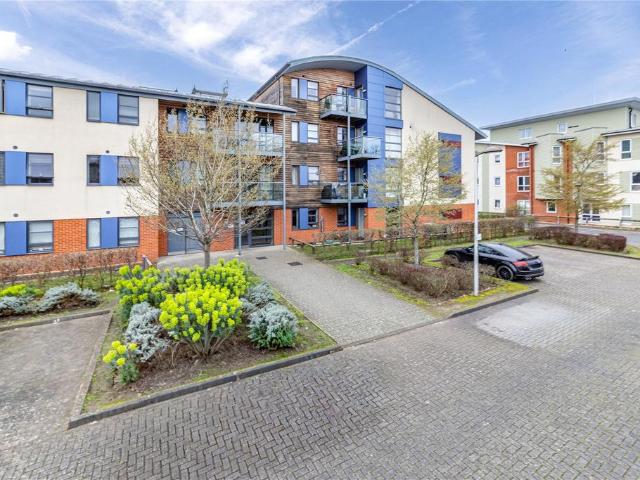 Flat for sale in Row Town, Surrey