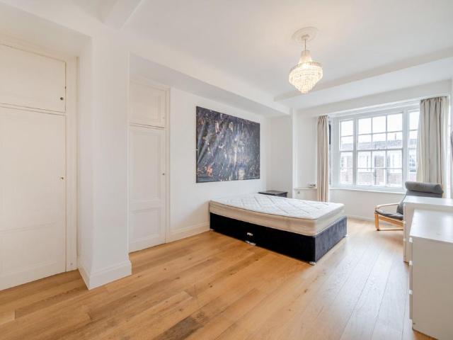 Flat for sale in Bayswater, Greater London