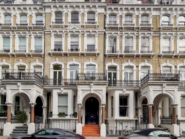 Flat for sale in Earl's Court, Greater London