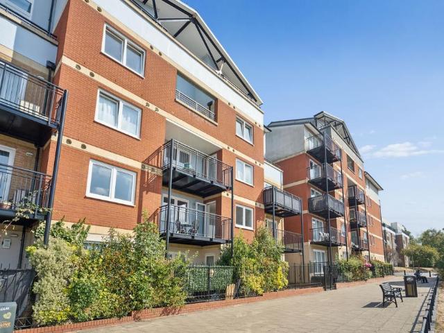 Flat for sale in Batchworth