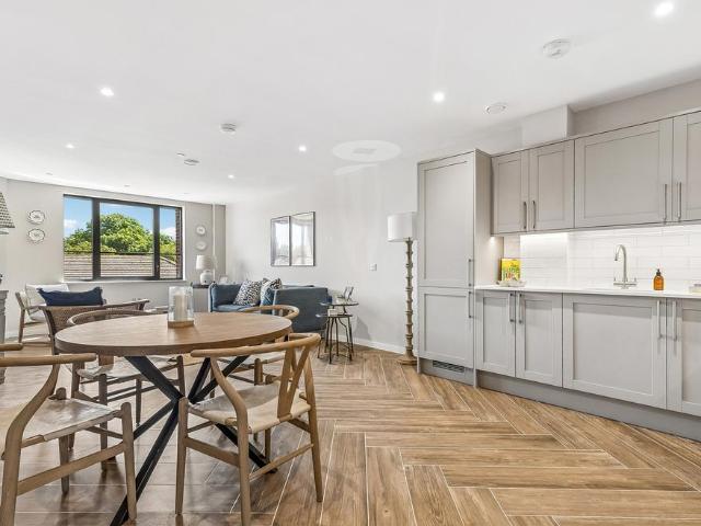 Flat for sale in Furzedown, Greater London