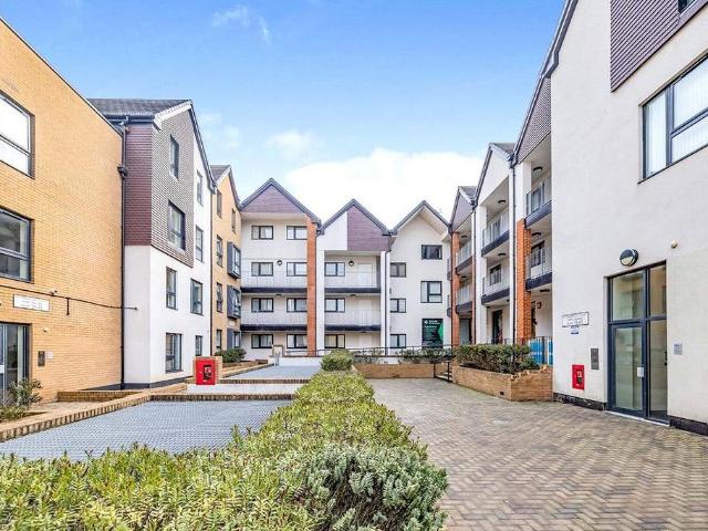 Flat for sale in Watford Heath, North Watford
