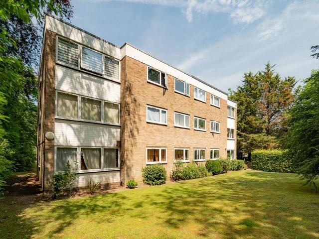 Flat for sale in London Borough of Croydon, Waddon