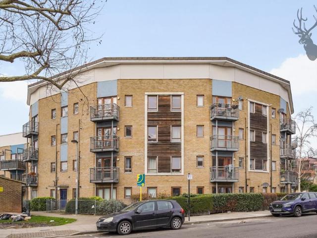 Flat for sale in Bromley-by-Bow, Poplar Grove