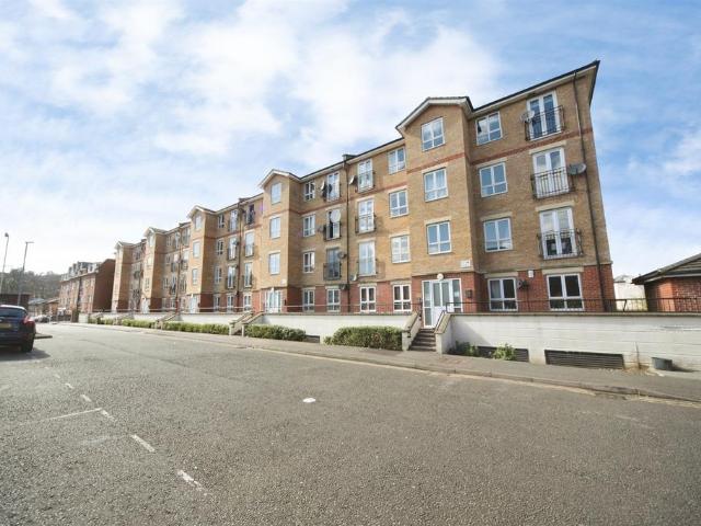 Flat for sale in Spring Park, Luton