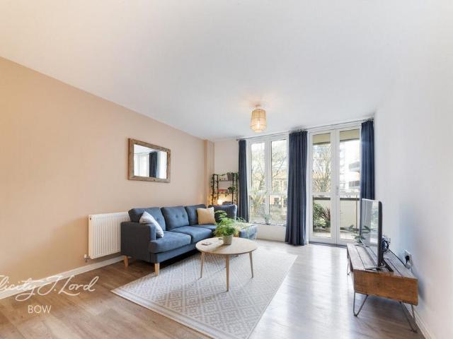 Flat for sale in Bromley-by-Bow, Mile End