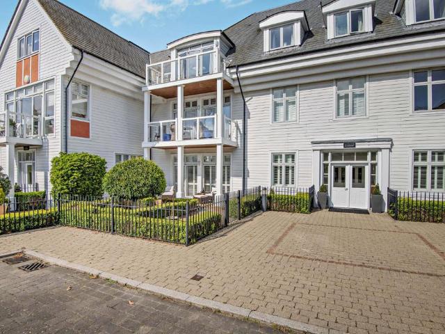 Flat for sale in Bourne Vale, Kent