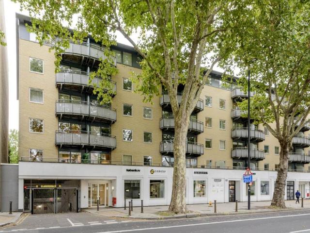 Flat for sale in Strand-on-the-Green, Greater London
