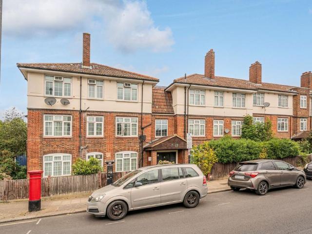 Flat for sale in Summerstown, Greater London