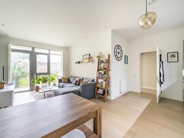 Flat for sale in Battersea, Greater London