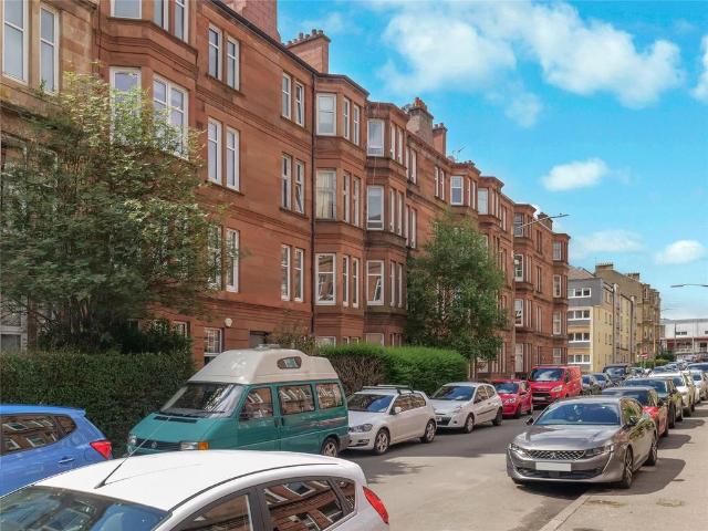Flat for sale in Shawmoss, Shawlands