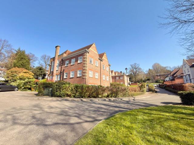 Flat for sale in Harrow On The Hill, Greater London