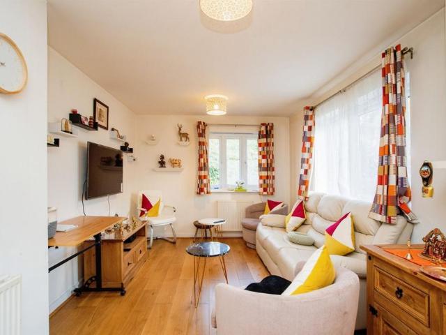 Flat for sale in North Watford, Hertfordshire
